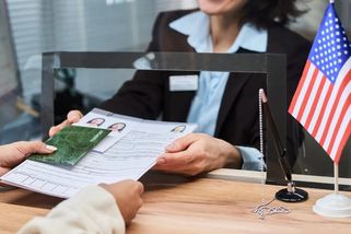 Pracoval v Česku i Německu. Českou penzi už dostává, na druhou může čekat ještě několik let